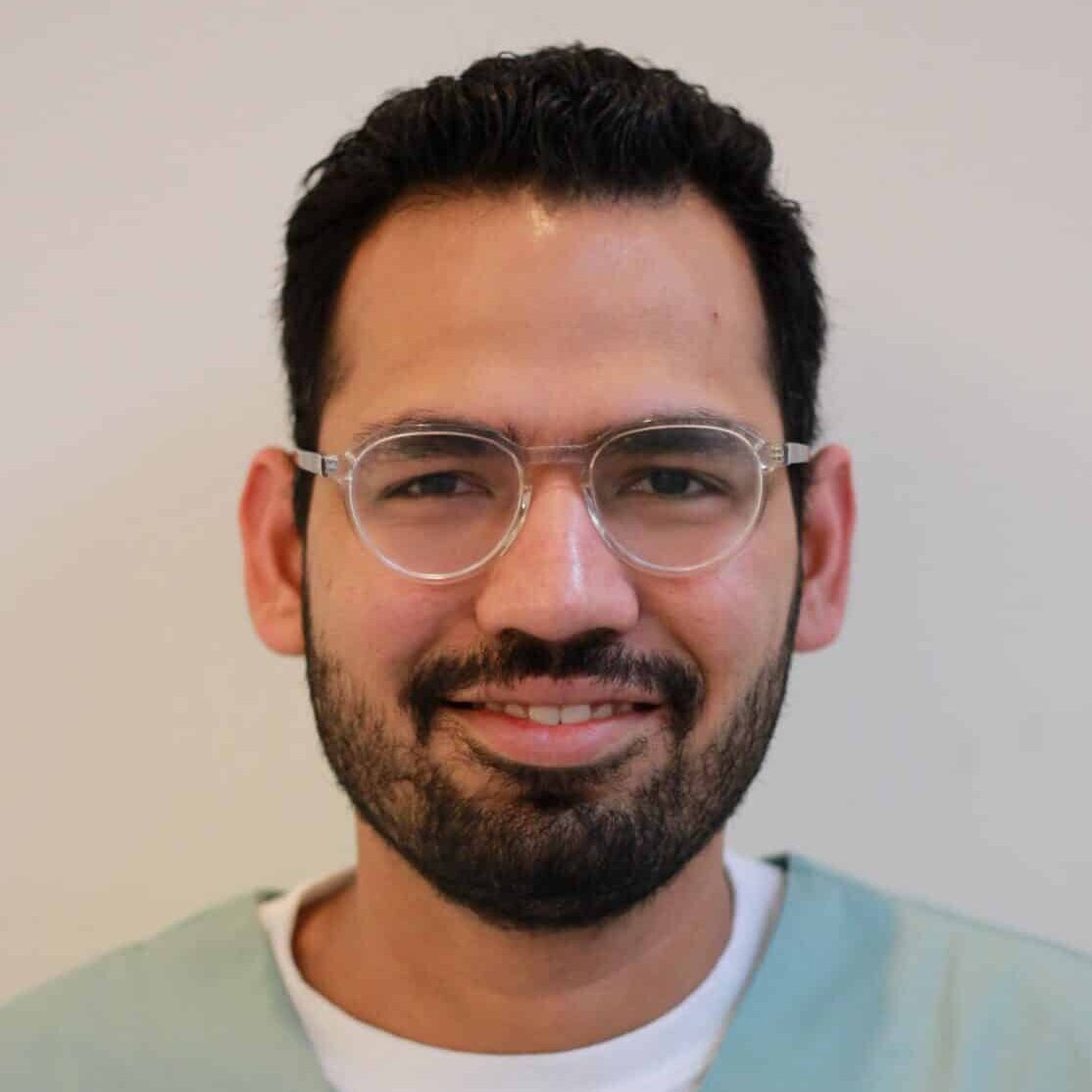 <a href="/meet-the-doctors-team/#4">Read Bio</a>